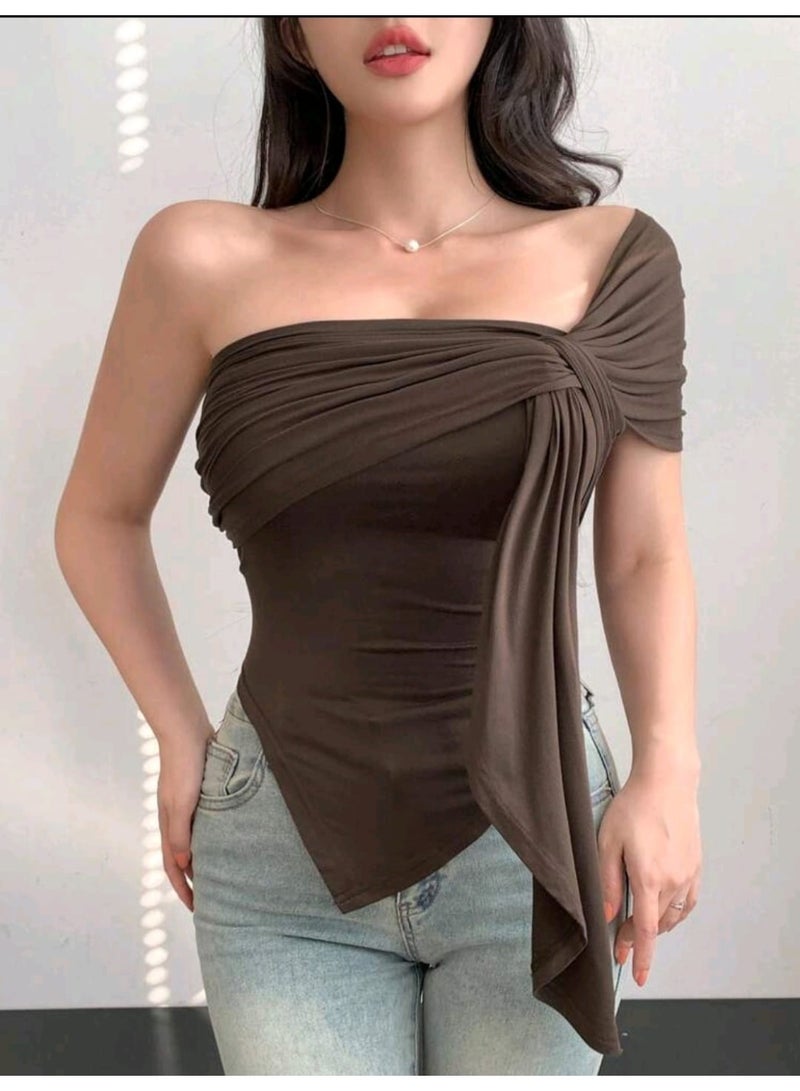 دازي بلوزة نسائية من DAZY بتصميم ملتوي ضيق وفتحة رقبة غير متماثلة - Image 1